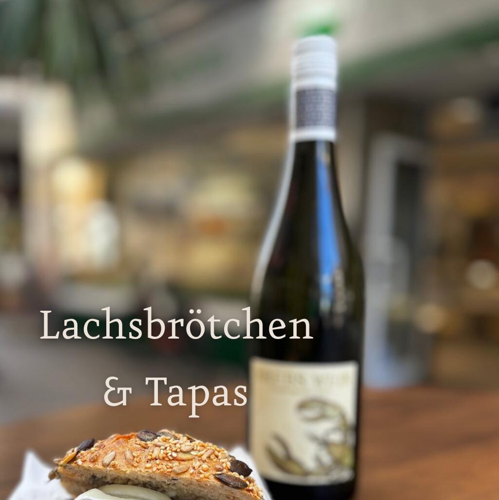 Zeigt Weinflasche und Brötchen